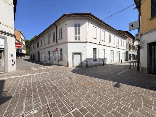 Vendesi stabile a Meda via Edmondo De Amicis