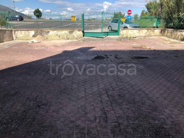 Vendesi stabile a Mondragone via Domiziana