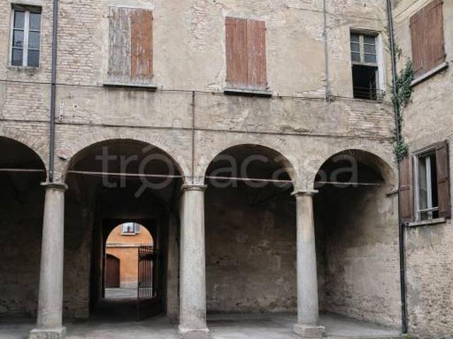Vendesi stabile a Reggio nell'Emilia via Macari, Centro Storico