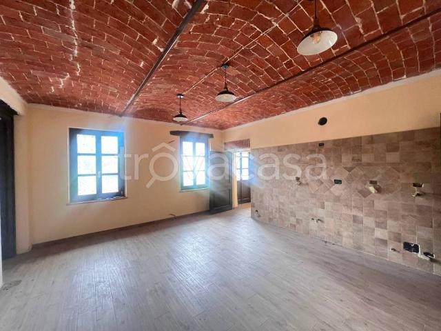 Vendesi stabile/palazzo a Baldichieri d'Asti