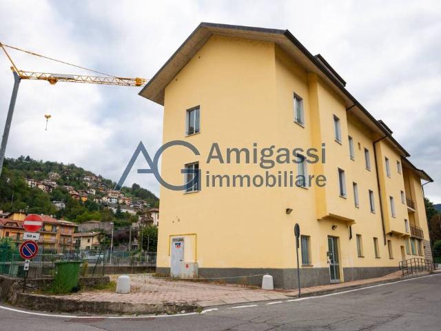 Vendesi stabile/palazzo a Bergamo, Valverde
