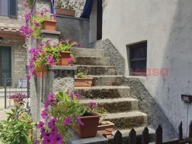 Vendesi stabile/palazzo a Gioviano, Borgo a Mozzano