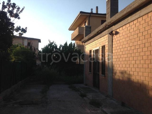 Vendesi stabile/palazzo a Foligno via Scafali, 37A
