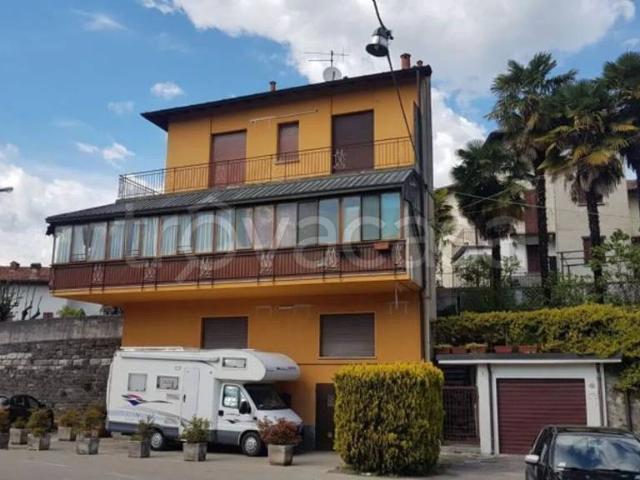 Vendesi stabile/palazzo a Laveno Mombello via Russolo, 4, Cerro