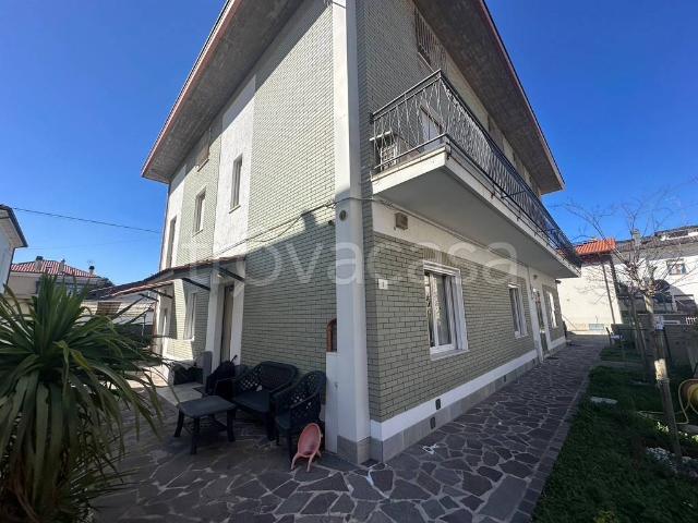 Vendesi stabile/palazzo a Rimini via Luigi Galvani, 5/7, Miramare Rivazzurra