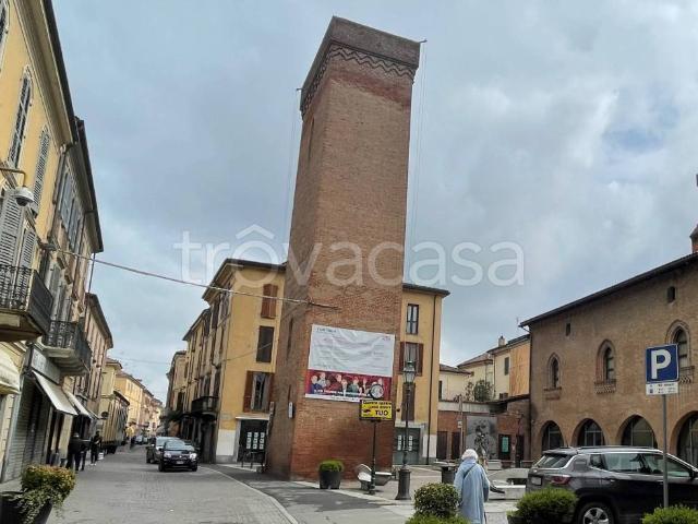 Vendesi stabile/palazzo a Tortona