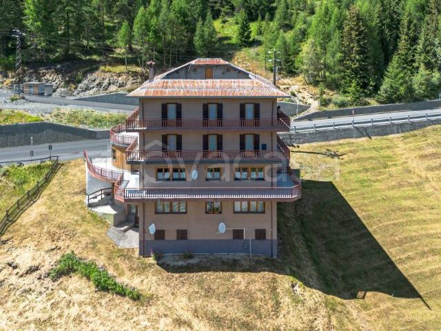 Vendesi stabile/palazzo a Valdidentro