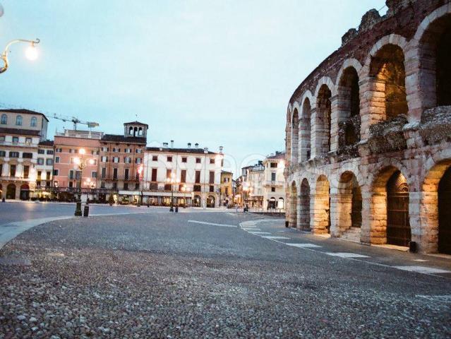 Vendesi stabile/palazzo a Verona piazza Brà, Centro Storico