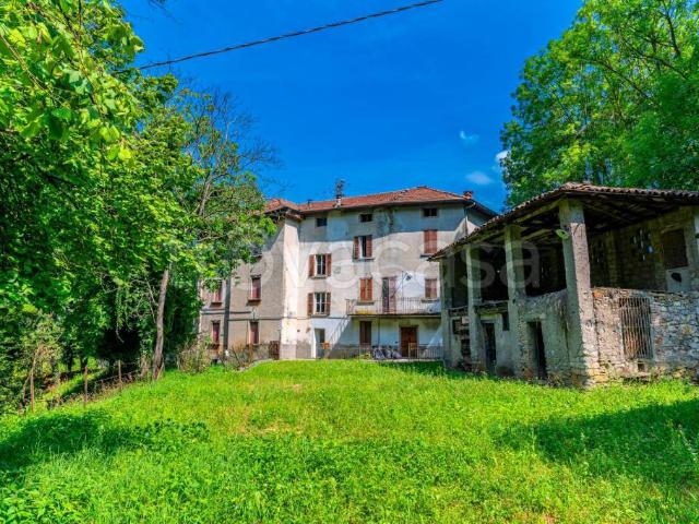 Vendesi stabile/palazzo ad Albino via Monte Cura, 6