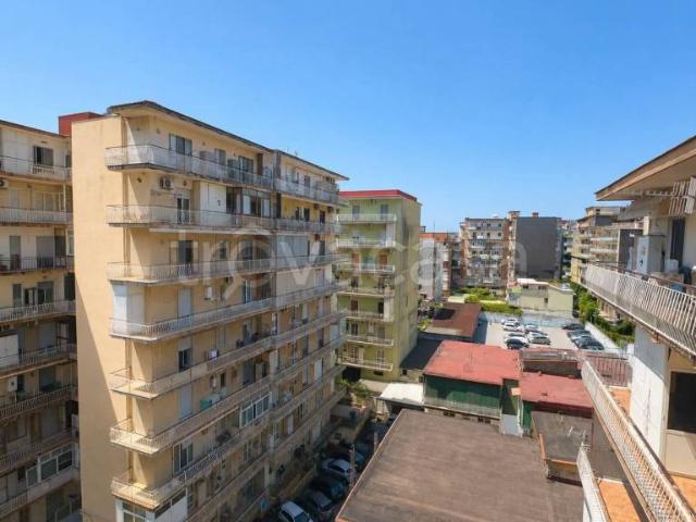 Vendesi trilocale a Napoli via Domenico Padula, Pianura