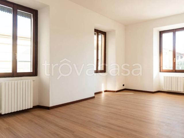Vendesi trilocale a Casatenovo via Verdi, 15