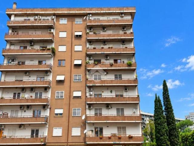 Vendesi trilocale a Roma via Libero Leonardi, 12, Cinecittà