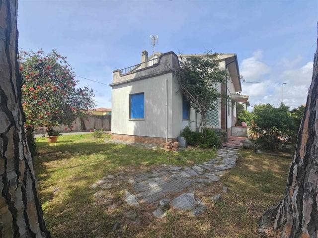 Vendesi villa a Cecina Mare, Cecina