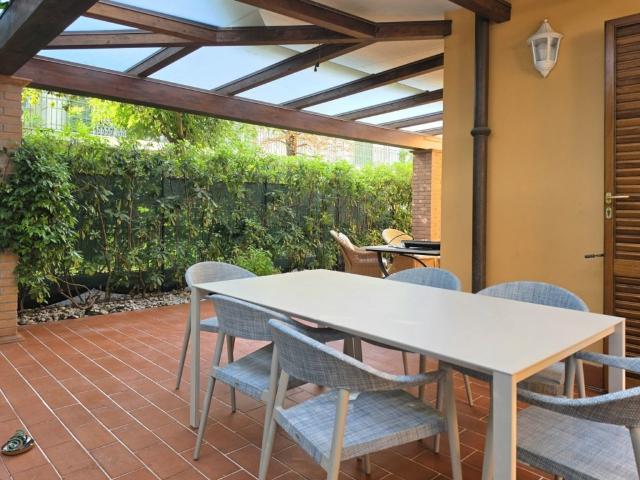 Vendesi villa a schiera a Massa