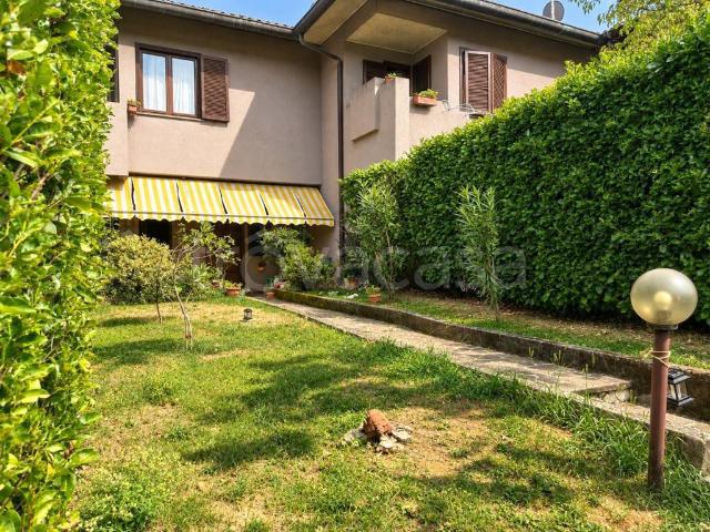 Vendesi villa a schiera a Mariano Comense
