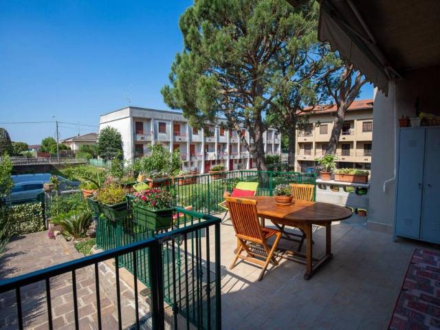 Vendesi villa a schiera a Mozzate