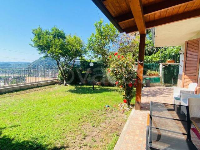 Vendesi villa a schiera a Napoli, Bagnoli