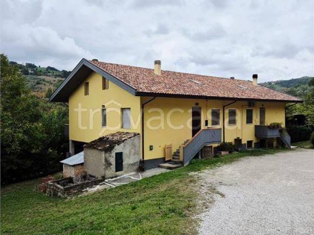 Vendesi villa a schiera a Bisenti