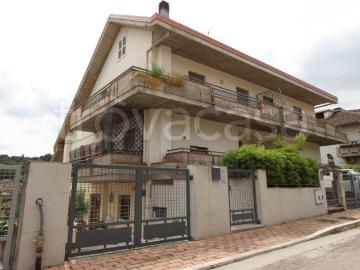 Vendesi villa a schiera a Folignano via Cremona, 10/b