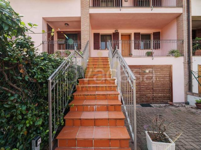 Vendesi villa a schiera a Parma via Paolo Bentivoglio, Molinetto Spezia