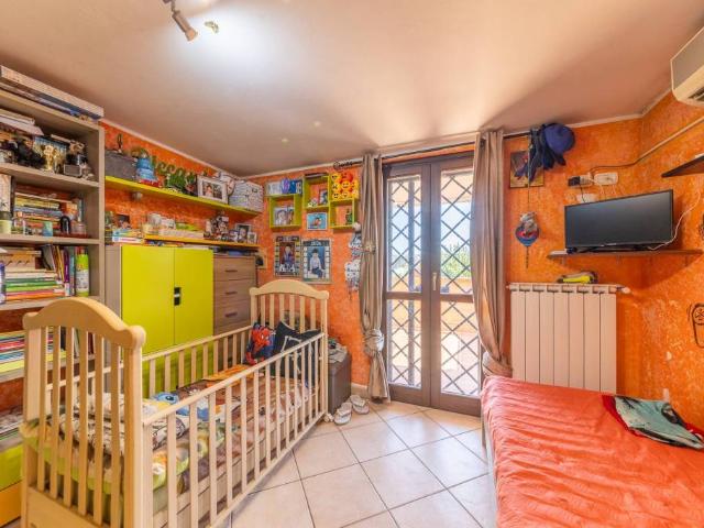 Vendesi villa a schiera a Pomezia via Pisano