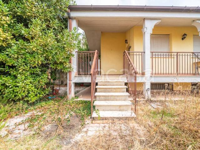 Vendesi villa a schiera a Roma via Calvi Risorta, 18, Trigoria