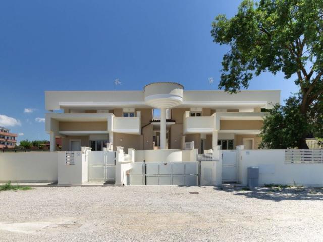 Vendesi villa a schiera a Roma via Cremolino, 6, Casalotti