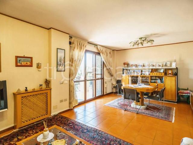 Vendesi villa a schiera a Roma via Francesco Flora, 75, Bufalotta