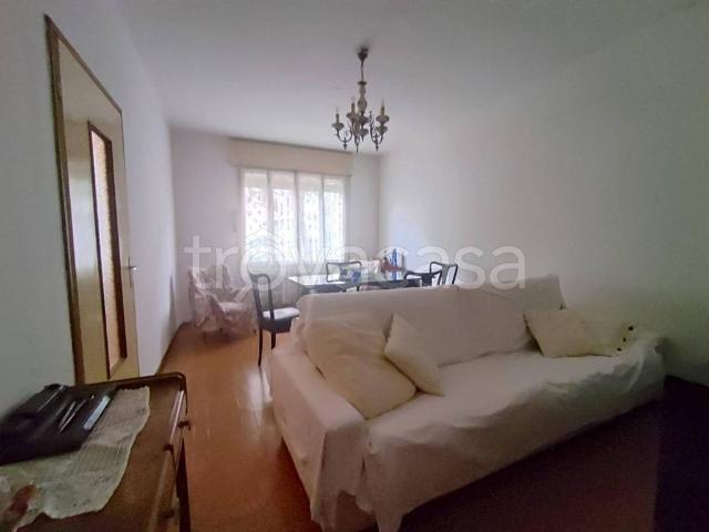 Vendesi villa a schiera a Sarone, Caneva
