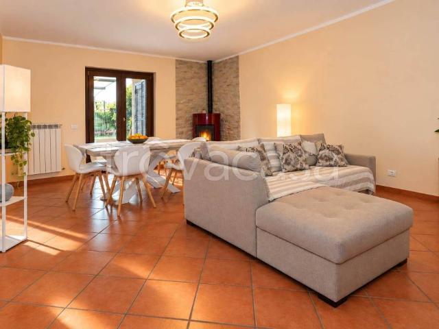 Vendesi villa a schiera a Scandriglia