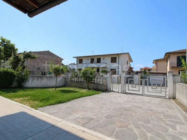 Vendesi villa a schiera a Vecchiano via Guglielmo Oberdan, 16