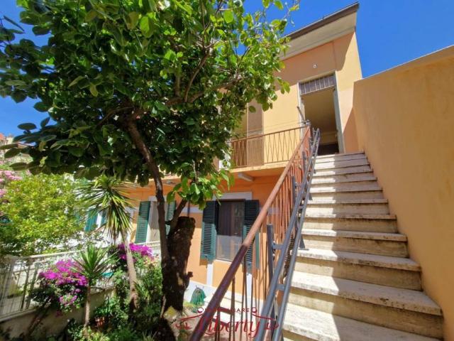 Vendesi villa a schiera a Viareggio via Francesco Carrara