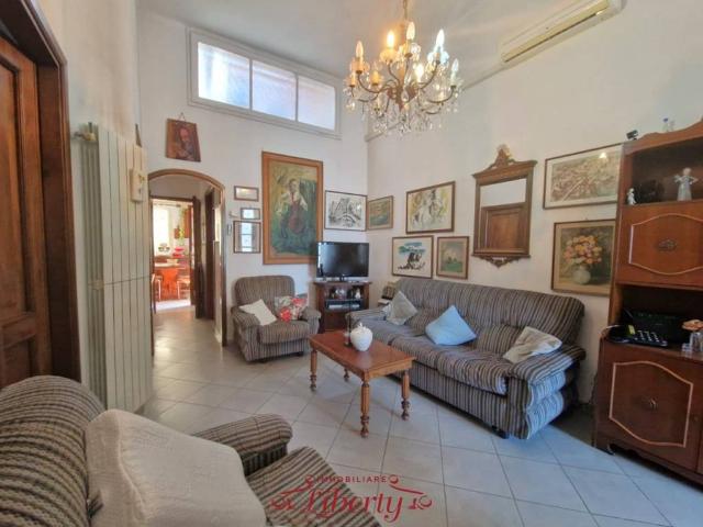 Vendesi villa a schiera a Viareggio via Nazario Sauro