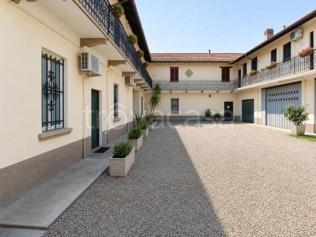 Vendesi villa bifamiliare ad Abbiategrasso via Pontida, 17