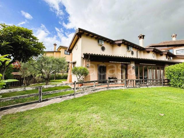 Vendesi villa a schiera ad Anguillara Sabazia via dei Sambuchi, Ponton Dell'elce