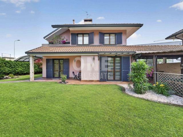 Vendesi villa a Villasanta via Edison 15