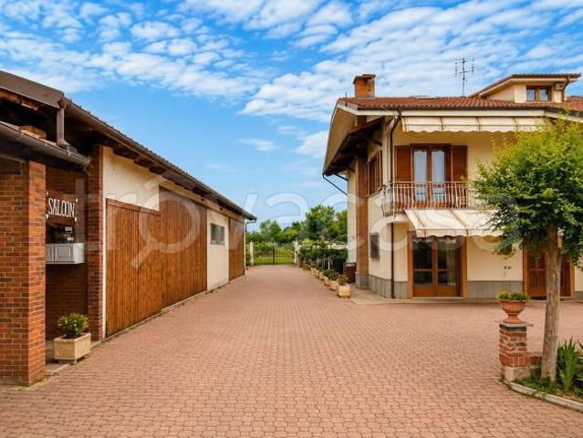 Vendesi villa bifamiliare a Campiglione, Campiglione Fenile