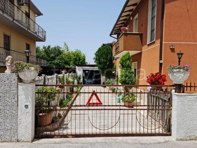 Vendesi villa bifamiliare a Cappelle sul Tavo via Giosuè Carducci