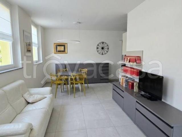 Vendesi villa bifamiliare a Capronno, Angera