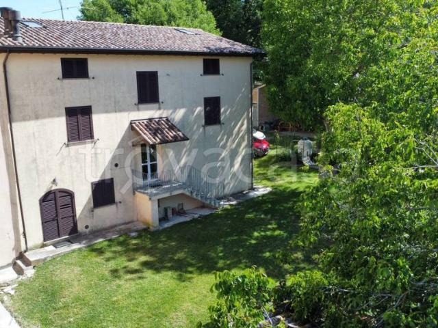 Vendesi villa bifamiliare a Caprara, Gualdo Tadino