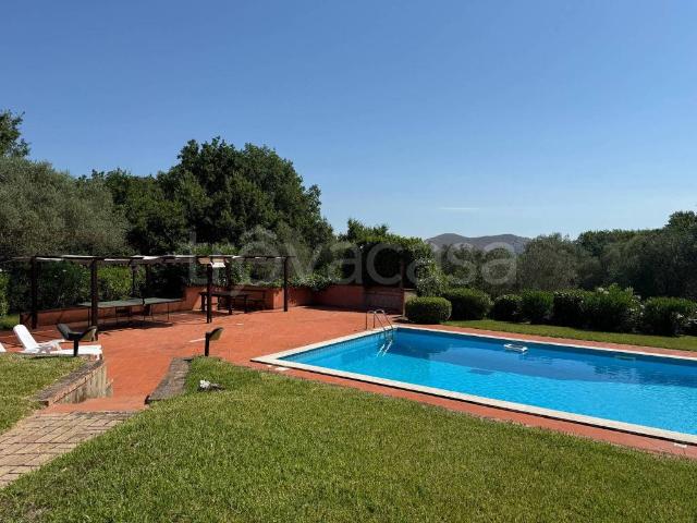 Vendesi villa bifamiliare a Castel Morrone via Costare