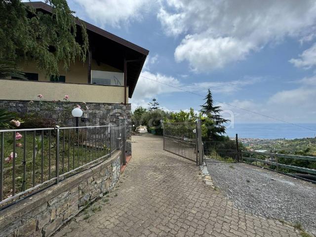 Vendesi villa bifamiliare a Castellaro via Gramegna, 7