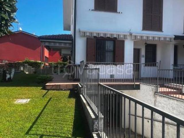 Vendesi villa bifamiliare a Cerro al Lambro via Pietro Nenni, 5, Riozzo