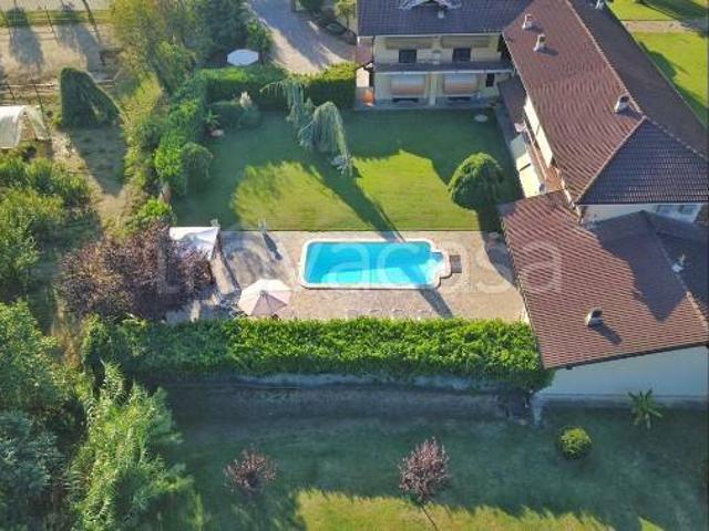 Vendesi villa bifamiliare a Bruno via Papa Giovanni XXIII