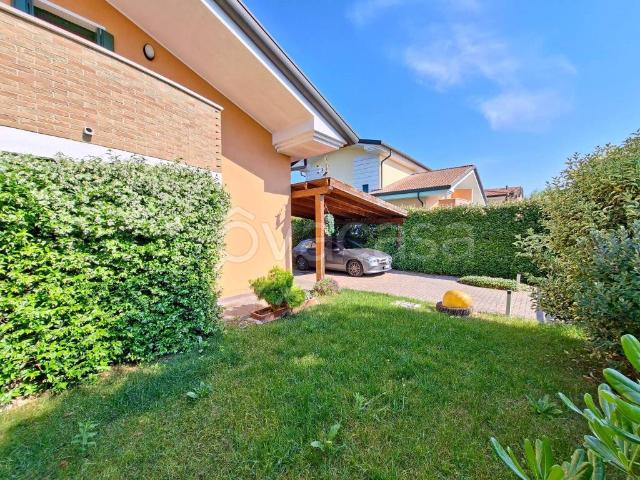 Vendesi villa bifamiliare a Due Carrare