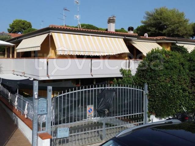 Vendesi villa bifamiliare a Follonica via dei Pioppi