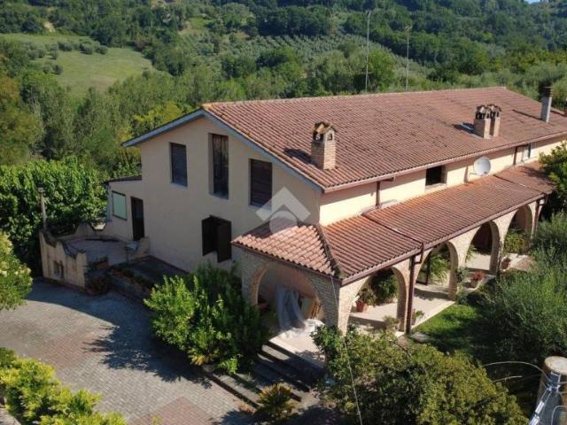 Vendesi villa bifamiliare a Forano via sabina nord, 15