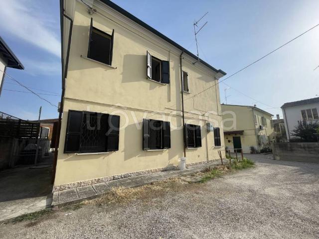 Vendesi villa bifamiliare a Ferrara via X Martiri, 192, Porotto Cassana
