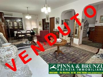 Vendesi villa bifamiliare a Oristano