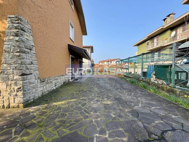 Vendesi villa bifamiliare a Osio Sotto via Vivaldi